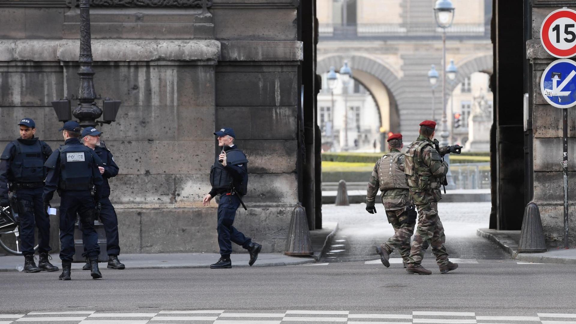 Am Louvre in Paris gab es einen Angriff (03.02.2017).