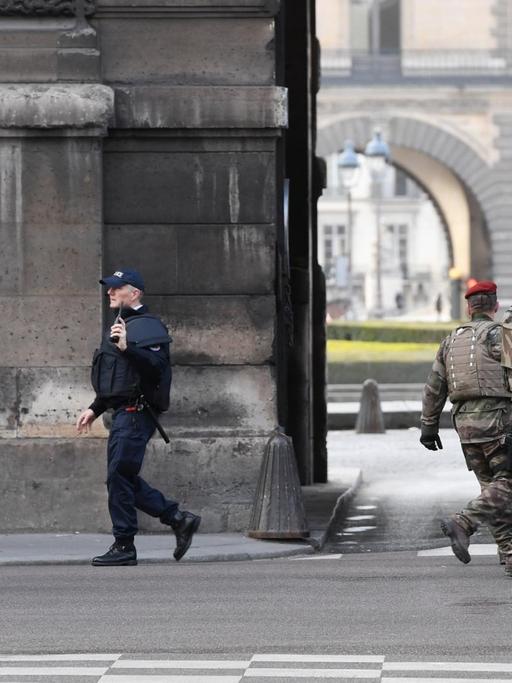 Am Louvre in Paris gab es einen Angriff (03.02.2017).