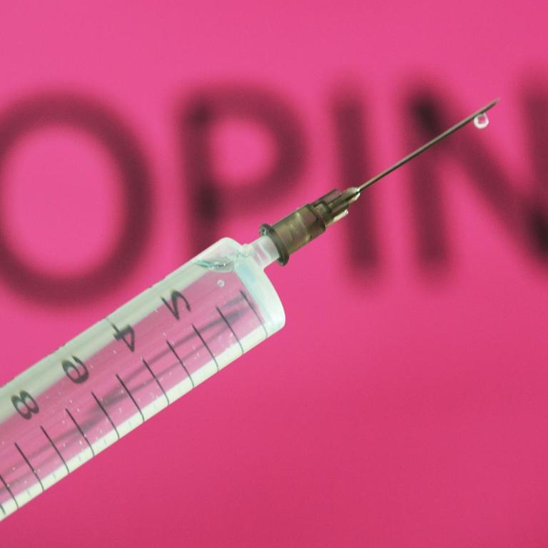 Eine Spritze ist vor dem Wort "Doping" zu sehen. Illustration 


