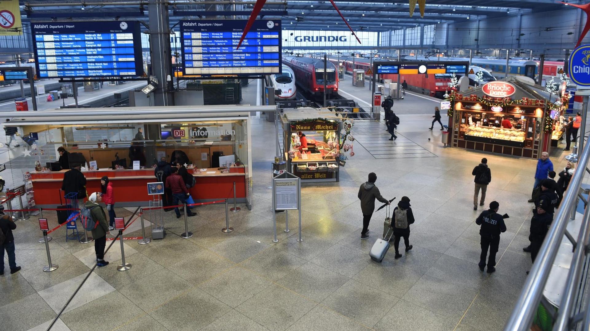 Polizisten gehen am 01.01.2016 im Hauptbahnhof von München (Bayern) Streife. Die Polizei in der Landeshauptstadt hatte in der Silvesternacht vor einem Terroranschlag gewarnt. Foto: