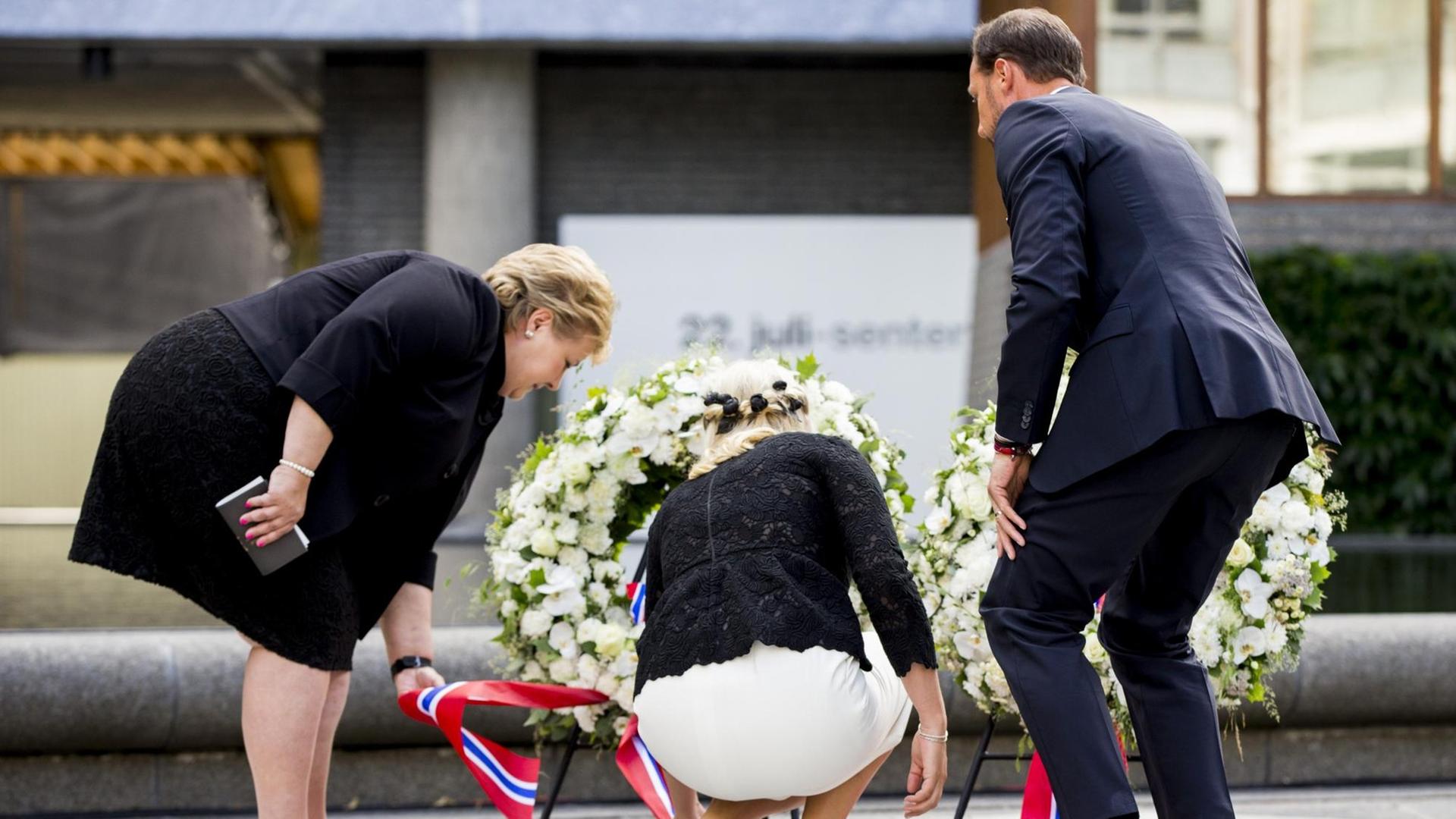 Norwegens Ministerpräsidentin Erna Solberg (l.) bei der Gedenkfeier
