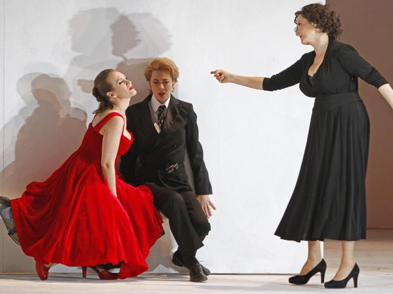 "Ariadne auf Naxos" in der Staatsoper Berlin. Es spielen (v.l.n.r.): Brenda Rae, Marina Prudenskaya, Camilla Nylund.