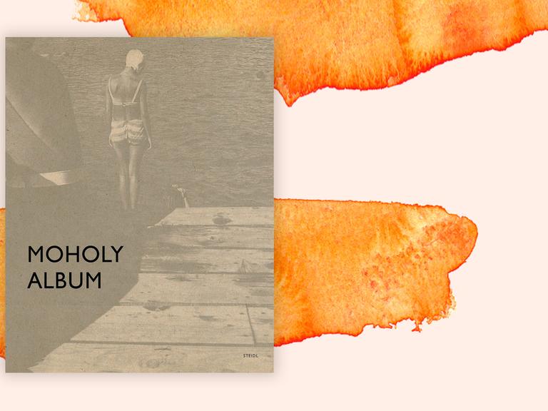 Cover vom "Moholy Album" von László Moholy-Nagy, darauf sit eine Frau im Bikini von hinten zu sehen