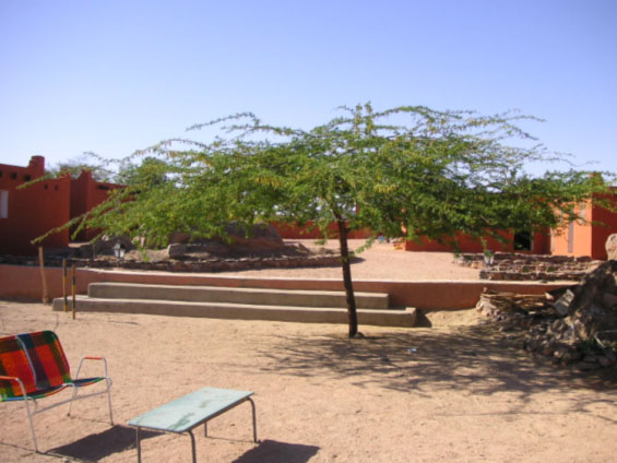Claudia und Mokhtars Campingplatz in Tamanrasset: vor und nach den Wüstentouren, bei denen die Urlauber in Zelten oder ganz unter freiem Himmel schlafen, kriegen sie hier ein richtiges Bett, Dusche und WC geboten. Claudia und Mokhtars Campingplatz in Tamanrasset: vor und nach den Wüstentouren, bei denen die Urlauber in Zelten oder ganz unter freiem Himmel schlafen, kriegen sie hier ein richtiges Bett, Dusche und WC geboten.