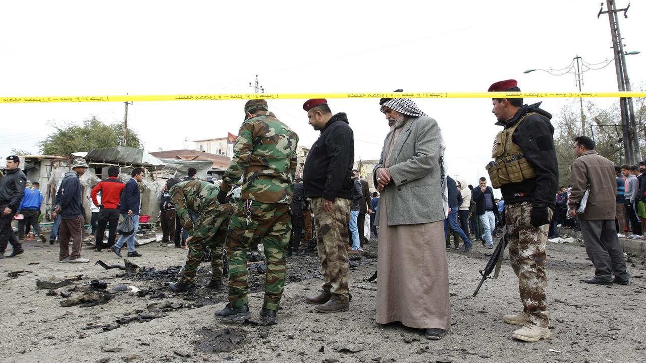 Irakische Sicherheitskräfte am Ort eines Bombenanschlages in Sadr City, einer mehrheitlich schiitischen Nachbarschaft im Nordosten der Hauptstadt Bagdad am 2. Januar 2017. Bei der Explosion einer Autobombe kamen mindestens 17 Menschen ums Leben. Dutzende wurden verletzt, teilten die Polizei und Krankenhaussprecher mit.