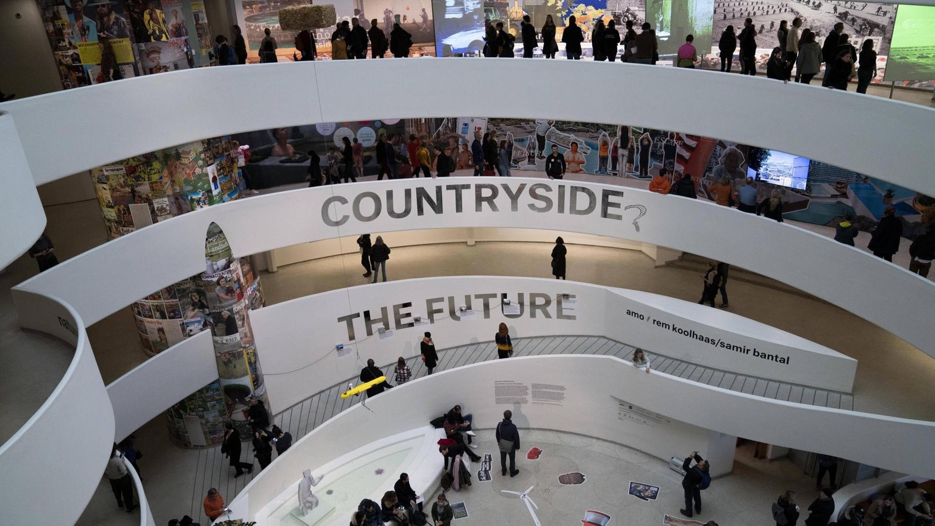 Besucher der Ausstellung "Countryside – The Future" des Architekten Rem Koolhaas im Guggenheim-Museum New York.