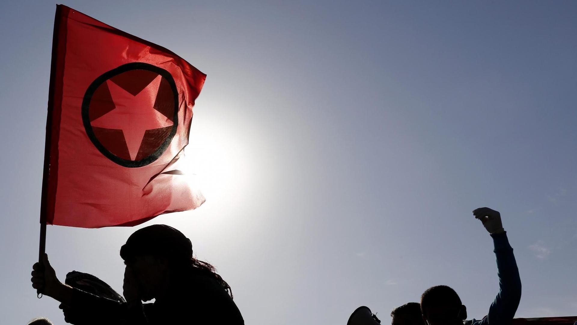 Ein Kurde mit der Flagge der verbotenen kurdischen Arbeiterpartei PKK