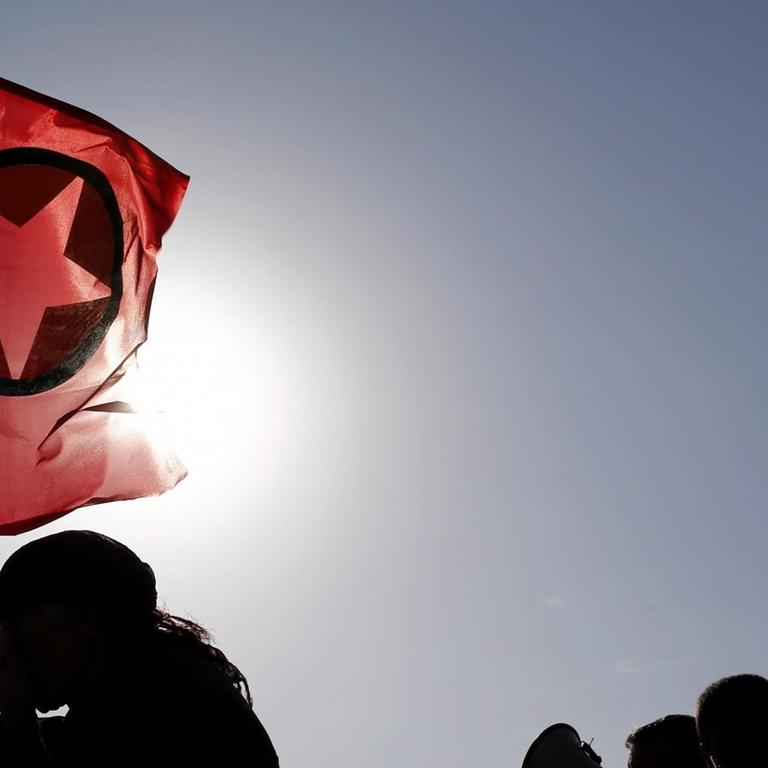 Ein Kurde mit der Flagge der verbotenen kurdischen Arbeiterpartei PKK Ein Kurde mit der Flagge der verbotenen kurdischen Arbeiterpartei PKK