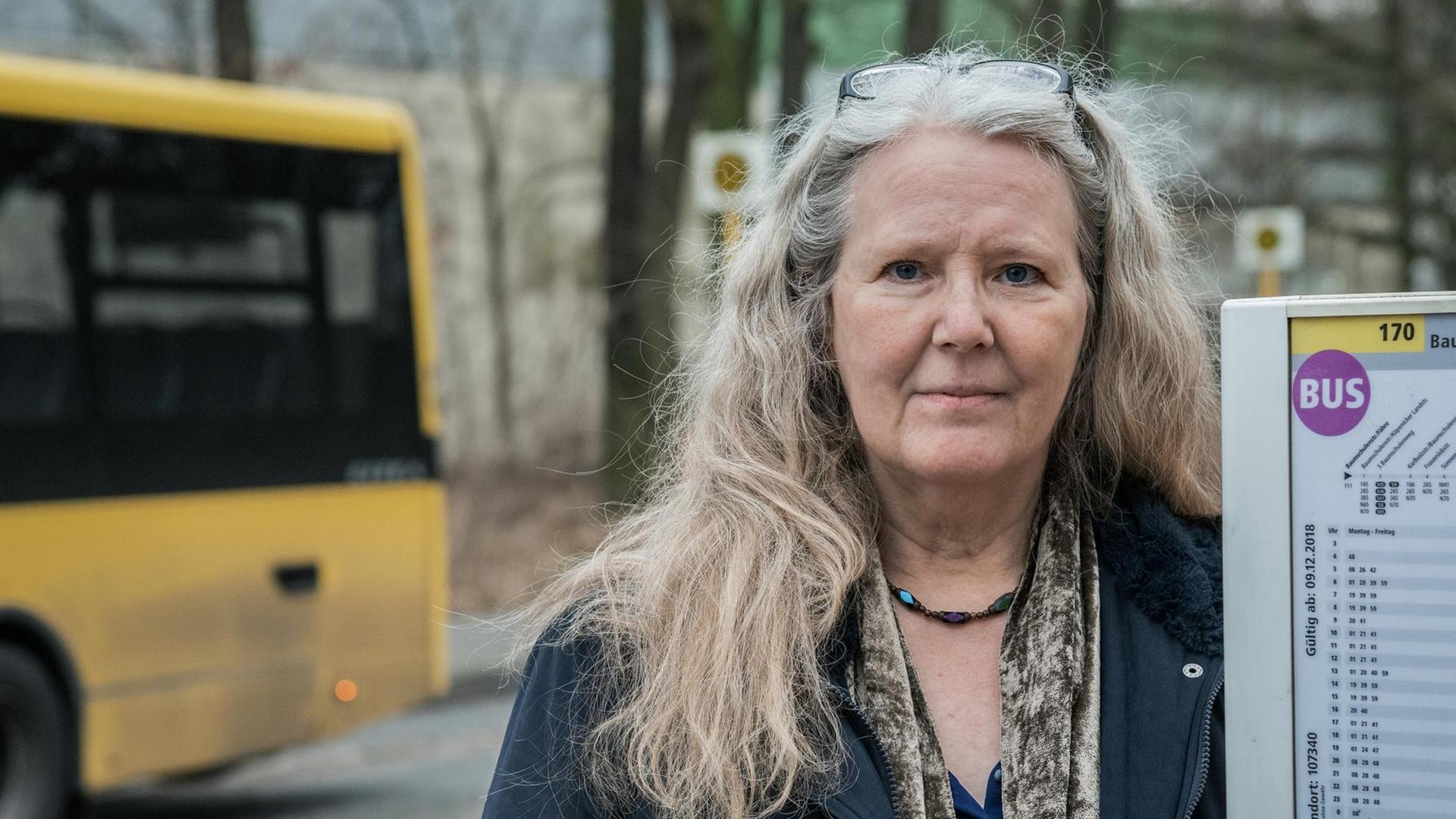 Susanne Schmidt an einer Berliner Bushaltestelle.