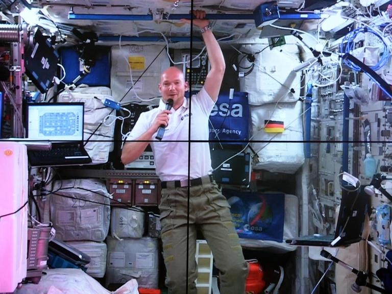 Der deutsche Astronaut Alexander Gerst ist am 05.06.2014 im European Astronaut Centre in Köln (Nordrhein-Westfalen) auf einem Bildschirm zu sehen.