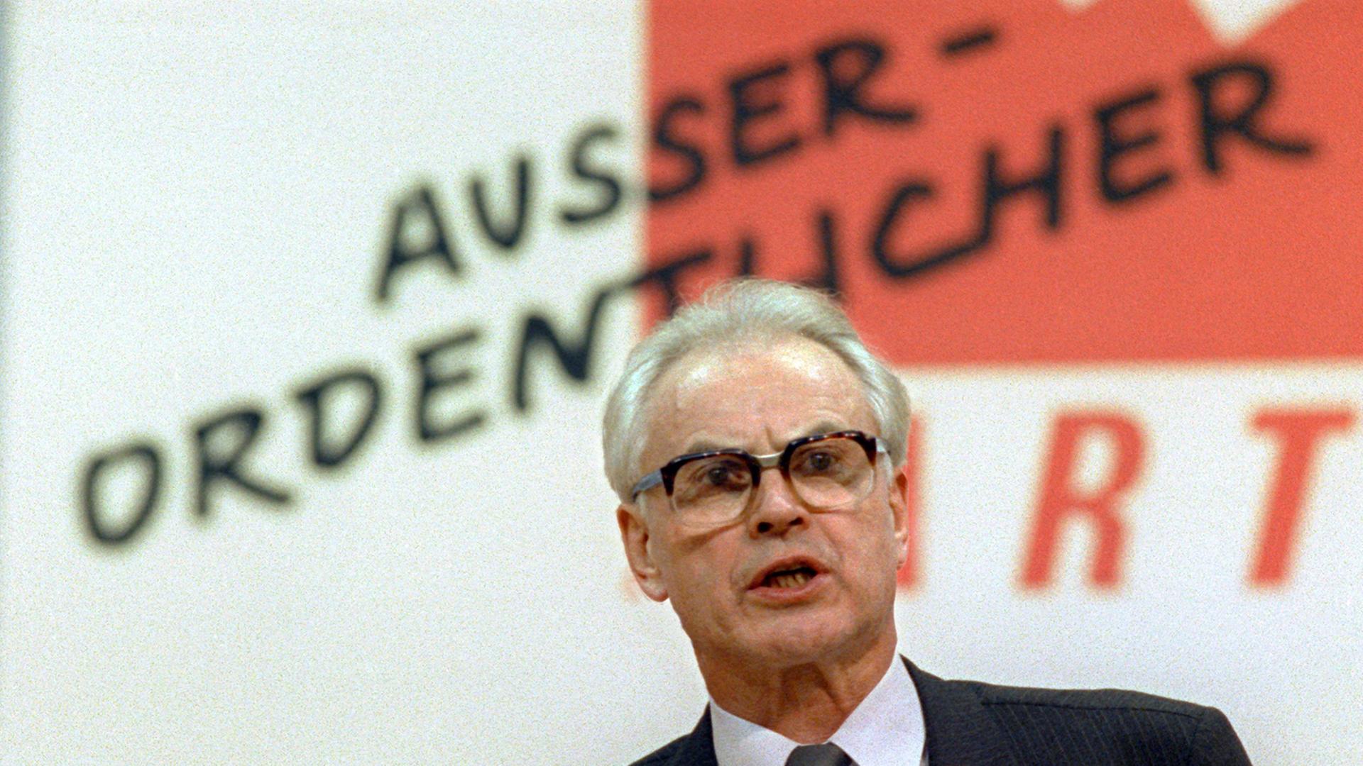 Der Ministerpräsident der DDR, Hans Modrow, spircht am 9. Dezember 1989 beim Sonderparteitag der Sozialistischen Einheitspartei Deutschlands (SED) in Ostberlin zu den Delegierten.