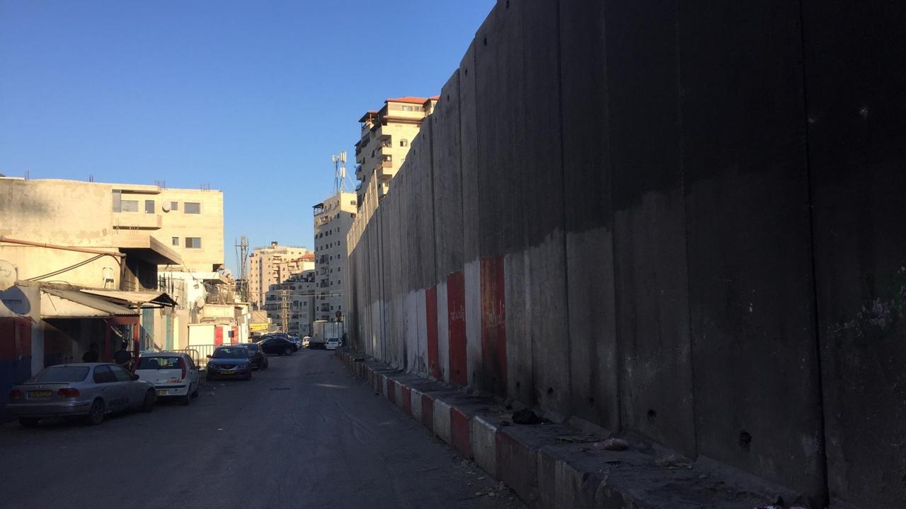 Die israelische Sperrmauer in Shuafat