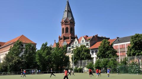 Sportplatz an der Gneisenaustraße in Berlin Kreuzberg, hinten die Passionskirche am Marheinekeplatz.
