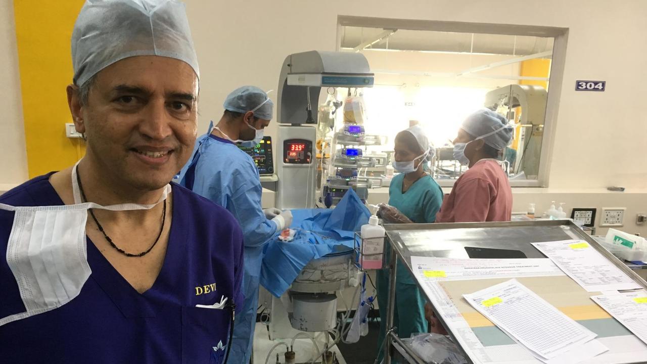 Dr. Devi Shetty auf der Säuglings-Intensivstation - Einer der berühmtesten Ärzte Indiens.