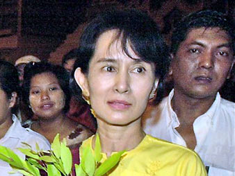 Friedensnobelpreisträgerin Aung San Suu Kyi in einem Tempel in Rangun in Myanmar im Jahr 2002