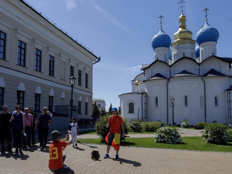 Spanische Fußball-Fans schießen Fotos vor der Mariä-Verkündigungs-Kathedrale in Kasan, Russland.