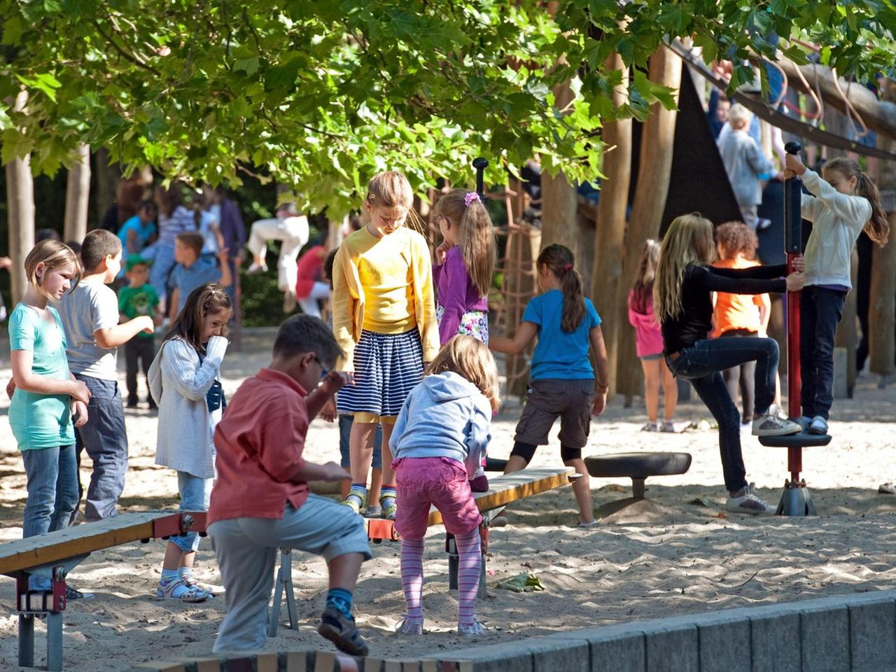 Schulkinder spielen in Berlin auf dem Schulhof der Paul-Klee-Grundschule.