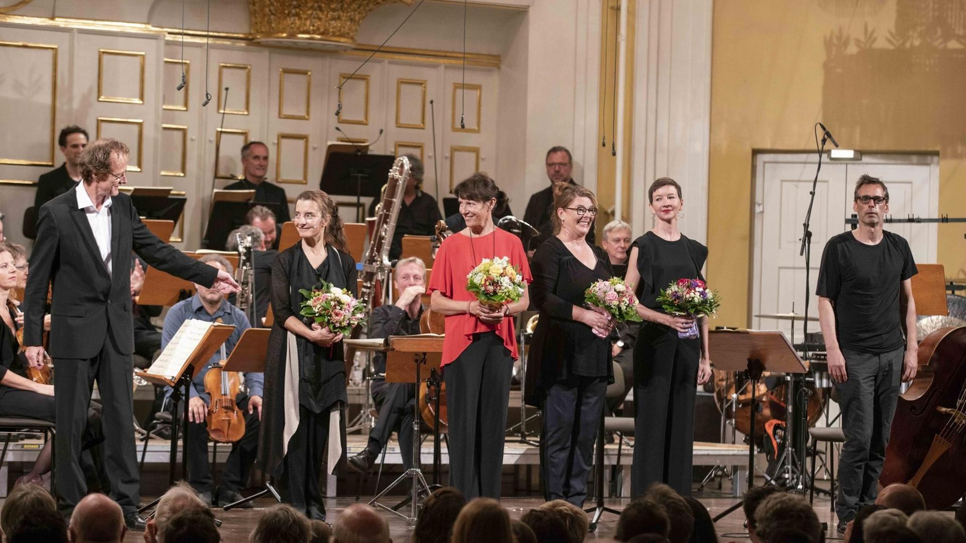 Der Komponist und Dirigent Beat Furrer mit dem Klangforum Wien und den Neuen Vocalsolisten Stuttgart bei den Salzburger Festspielen 2018