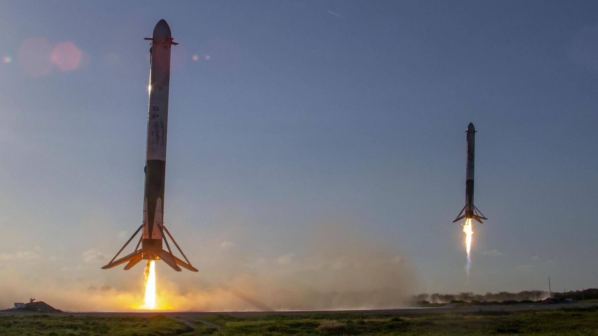 Zwei SpaceX Falcon-Heavy-Raketen landen wieder in Cape Canaveral in Florida nachdem sie einen saudiarabischen Satelliten ins All gebracht haben