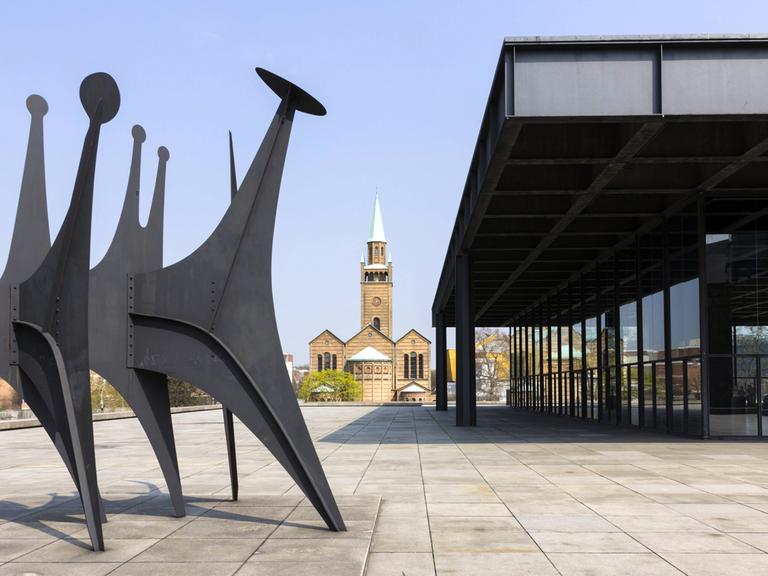 Außenaufnahme der Neuen Nationalgalerie in Berlin mit einer Skulptur von Alexander Calder
