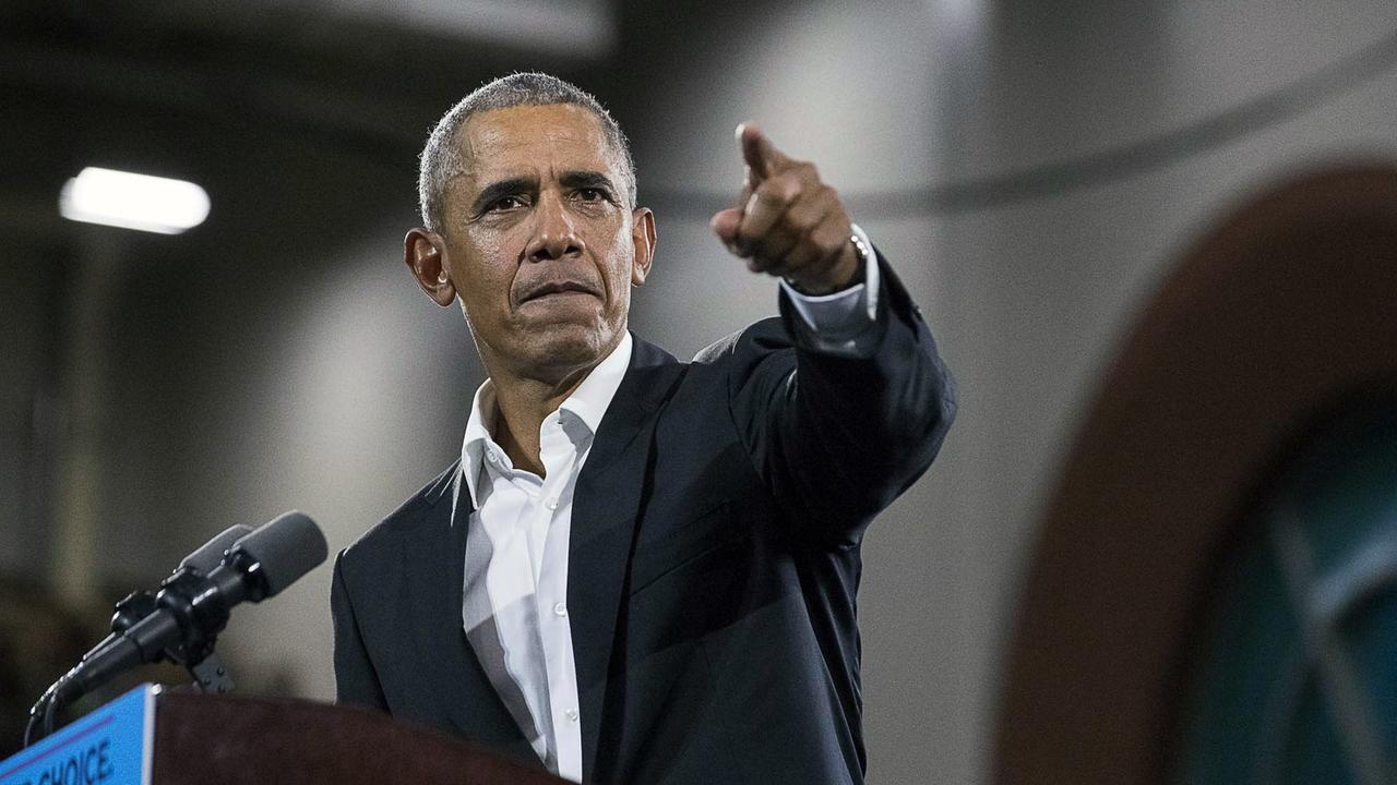 Obama spricht und deutet mit dem Zeigefinger ins Publikum