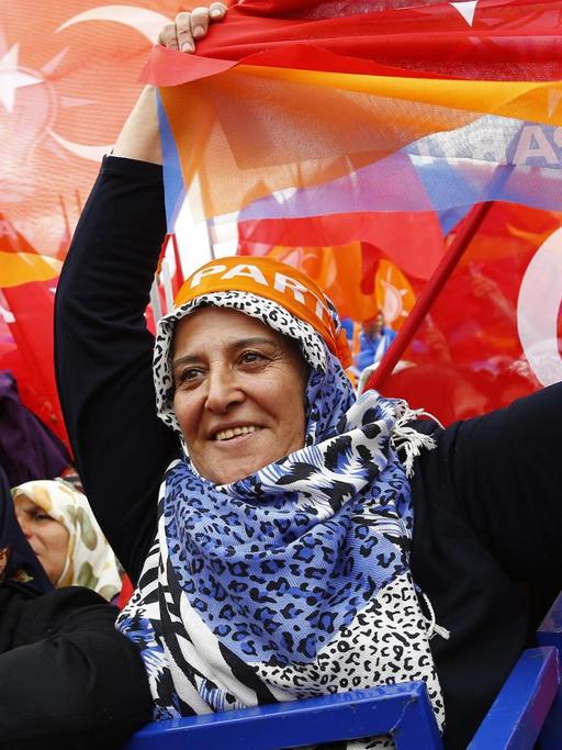 Unterstützer des türkischen Premierministers Ahmet Davutoglu schwenken Flaggen der Türkei und der Partei während einer Wahlkampfveranstaltung in Ankara.