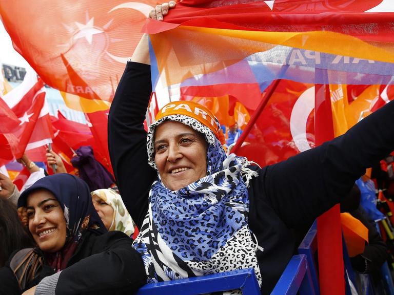 Unterstützer des türkischen Premierministers Ahmet Davutoglu schwenken Flaggen der Türkei und der Partei während einer Wahlkampfveranstaltung in Ankara.