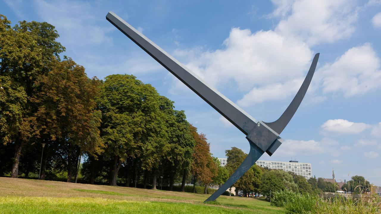 Skulptur Spitzhacke des schwedischen Bildhauers und Objektkünstlers Claes Oldenburg in Kassel.