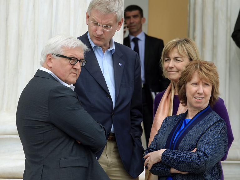 Außenminister Frank-Walter Steinmeier (l.) mit seinen Kollegen Carl Bildt (Schweden, 2. v. l), Vesna Pusic (Kroatien, 2. v. r,) und der EU-Außenbeauftragten Catherine Ashton beim EU-Außenministertreffen in Athen