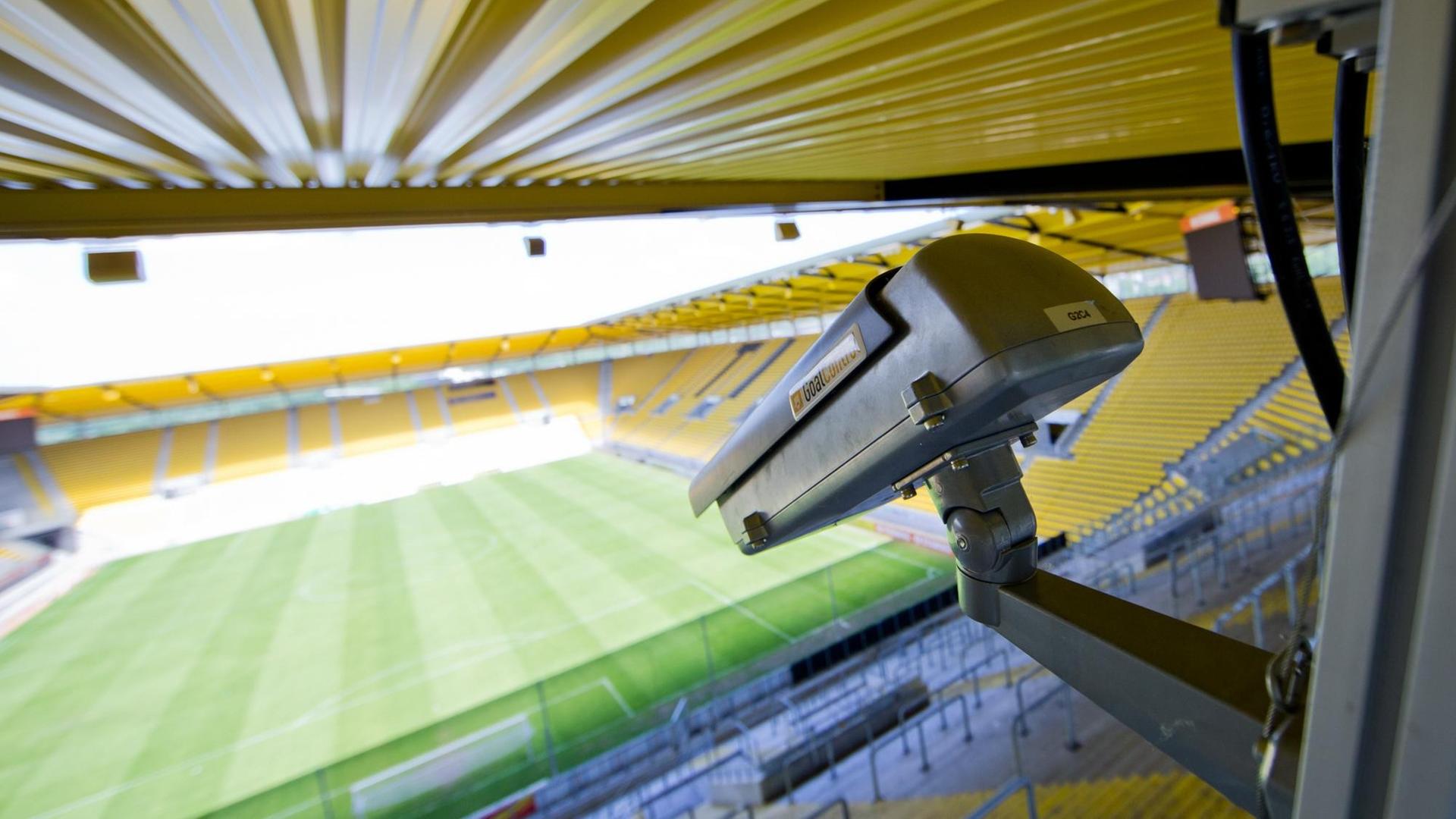 Eine Kamera der Torlinientechnik "Goal Control" hängt im Aachener Tivoli-Stadion