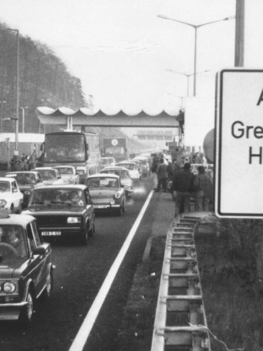 Zahlreiche Trabbis passieren einen geöffneten Grenzübergang.