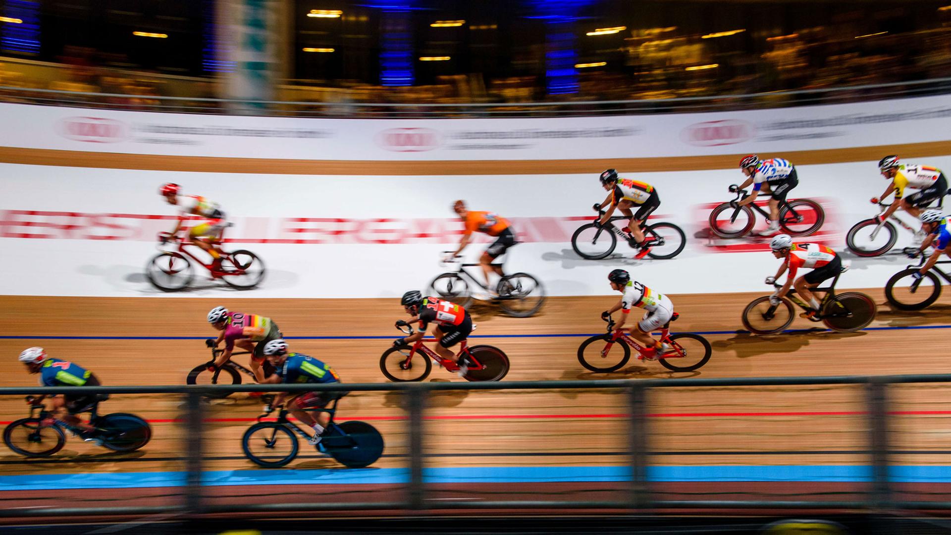 Radsportler fahren am 19.01.2017 während des 106. Sechstagerennens im Velodrom in Berlin um die Wette.