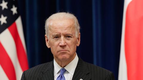 US-Vizepräsident Joe Biden steht vor der amerikanischen und der japanischen Flagge