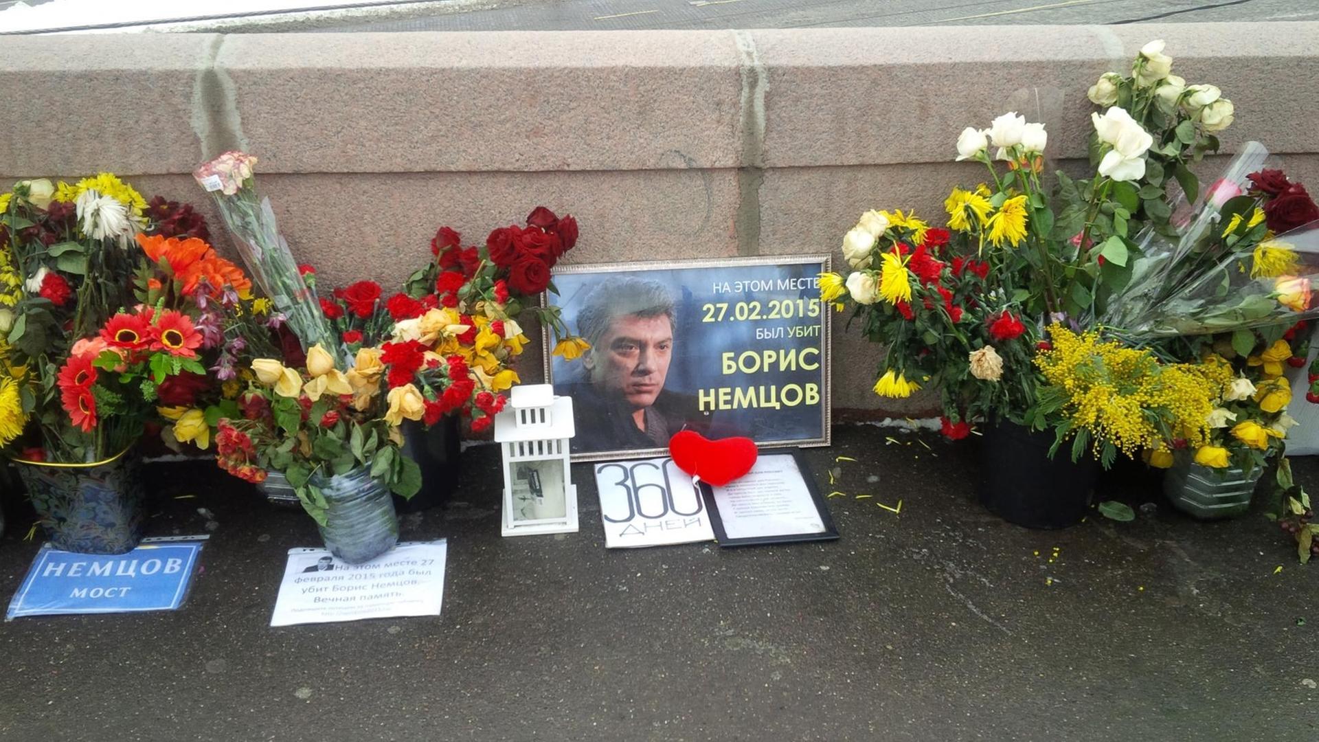 Am Tatort des Mordes an dem Kreml-Kritiker und russischen Oppositionspolitikers Boris Nemzow liegen Blumen zum Gedenken.