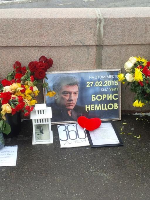 Am Tatort des Mordes an dem Kreml-Kritiker und russischen Oppositionspolitikers Boris Nemzow liegen Blumen zum Gedenken.
