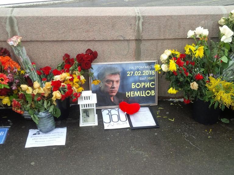 Am Tatort des Mordes an dem Kreml-Kritiker und russischen Oppositionspolitikers Boris Nemzow liegen Blumen zum Gedenken.