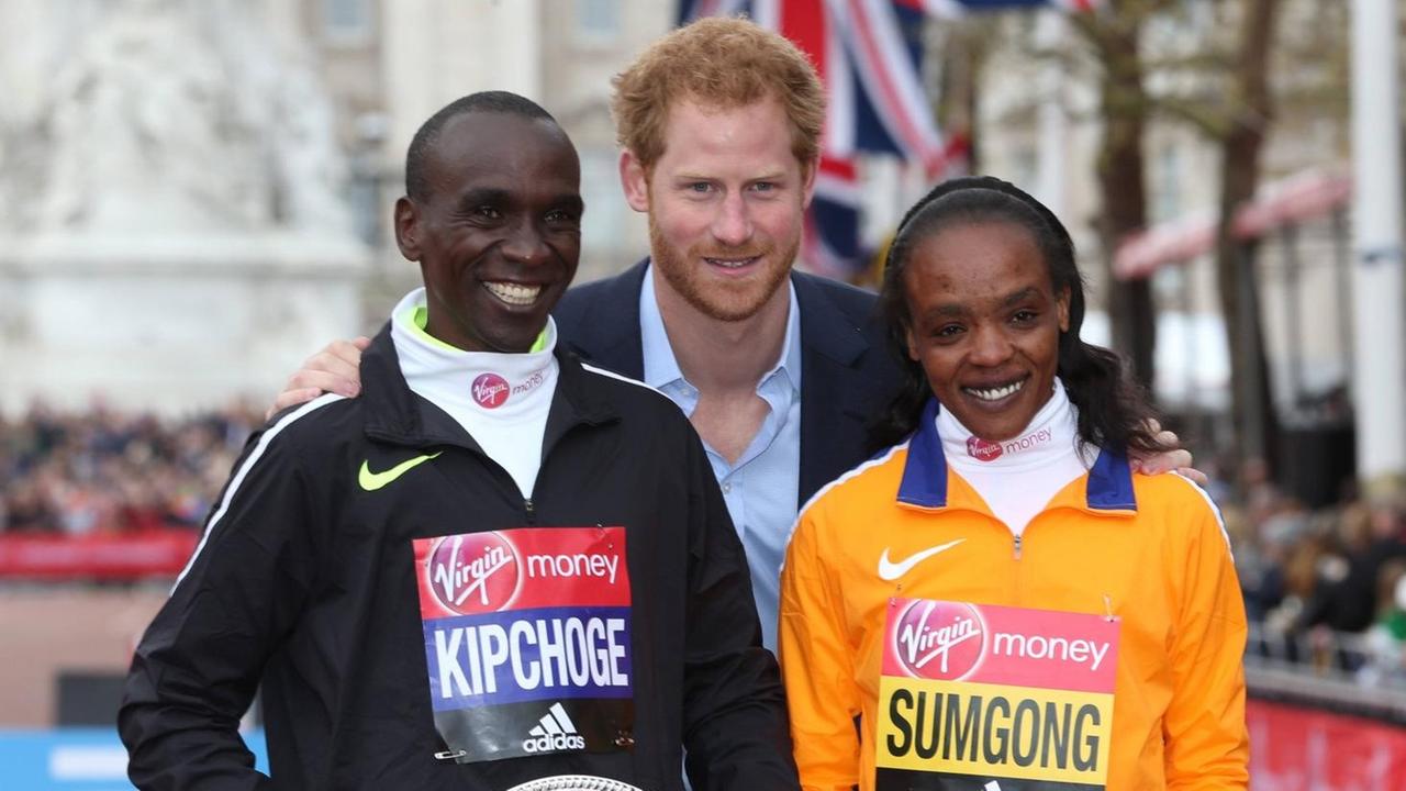 Die beiden Sieger des Marathons in London, Eliud Kipchoge und Jemima Sumgong (re.)  mit Prinz Harry von Wales