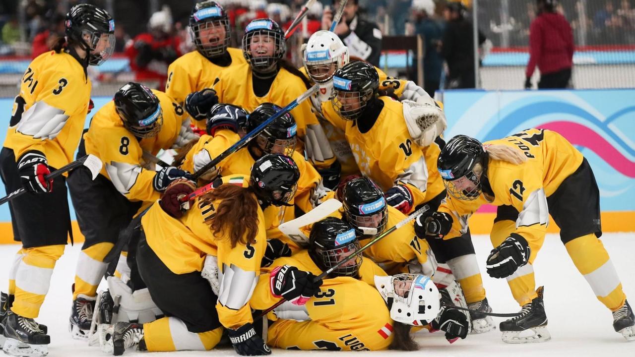 Das Eishockeyteam der Mädchen jubelt bei der Jugendolympiade 2020 in Lausanne.