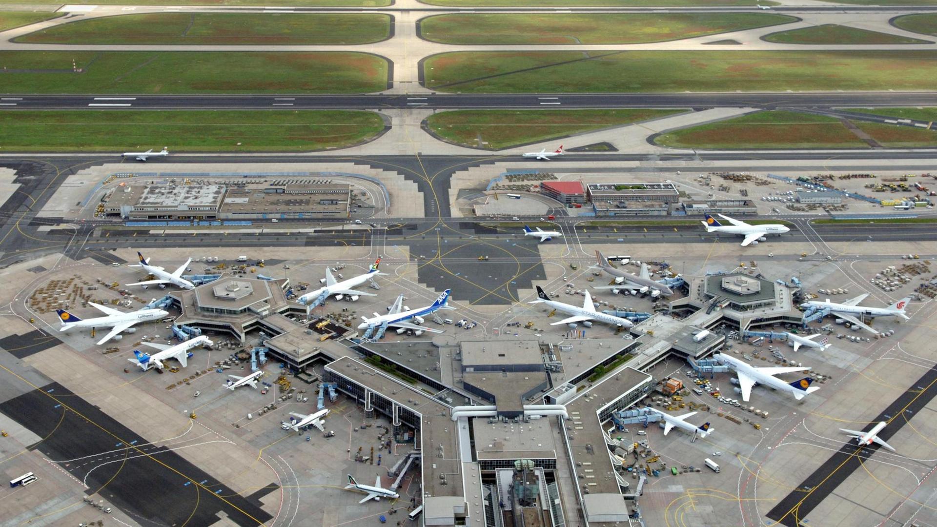 Das Bild zeigt den Flughafen Frankfurt/Main aus der Vogelperspektive. Das Bild zeigt den Flughafen Frankfurt/Main aus der Vogelperspektive.