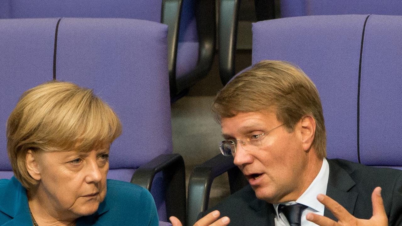 Angela Merkel und Ronald Pofalla diskutieren im Bundestag