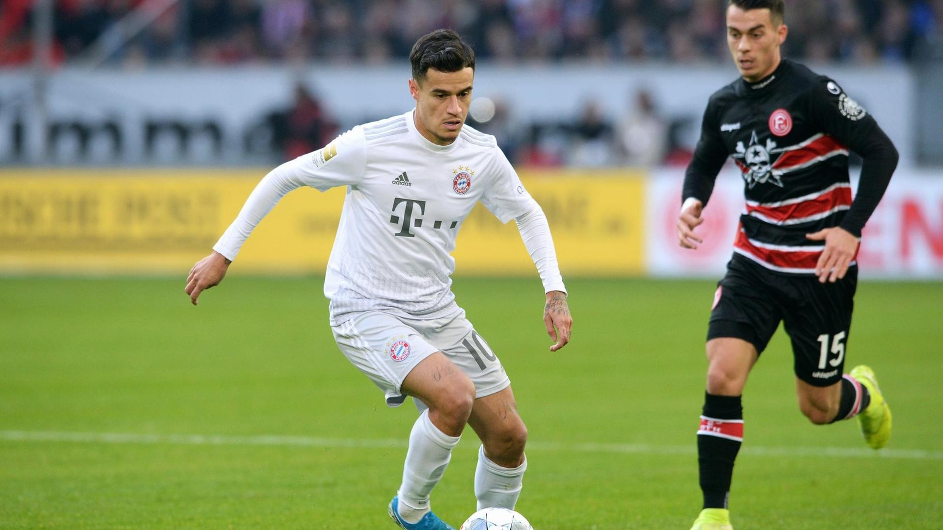 Philippe Coutinho (links/FC Bayern) und Düsseldorfs Erik Thommy
