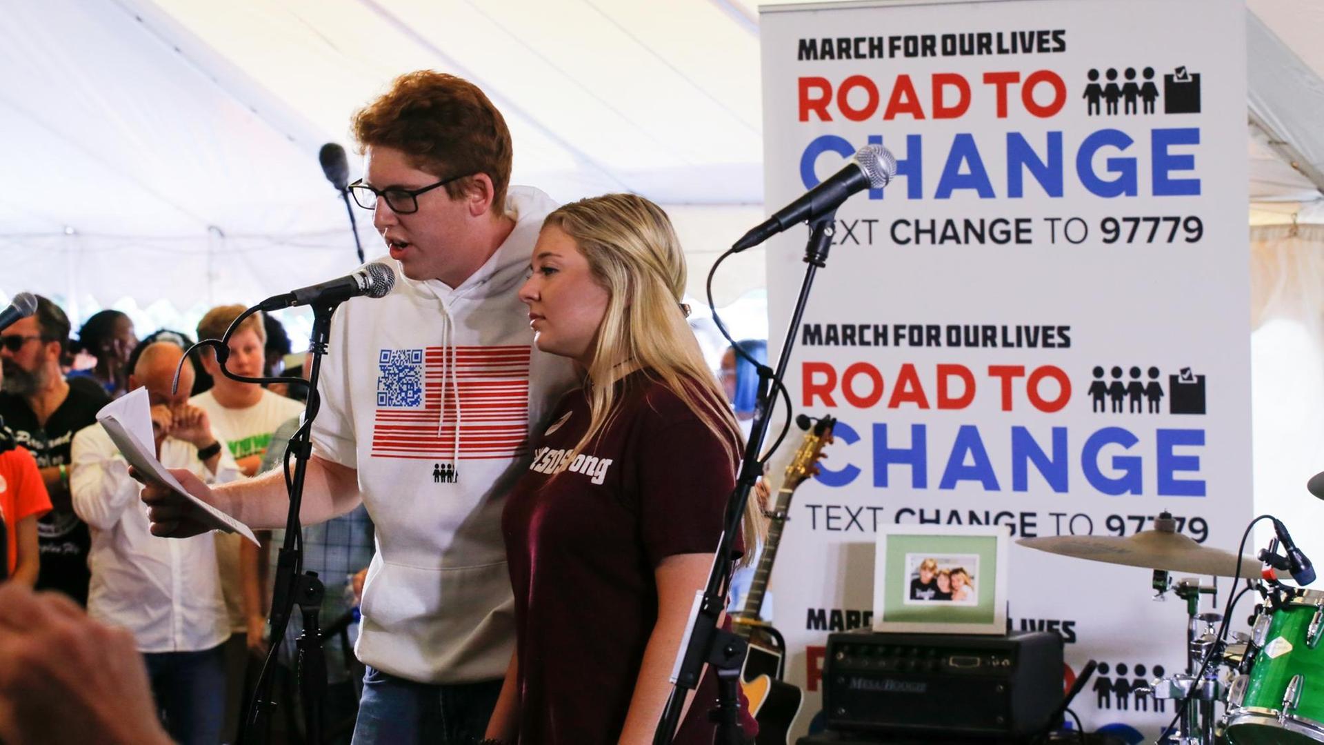 Die Anti-Waffengewalt-Aktivisten Matt Deutsch (links) and Jaclyn Corin (rechts) sprechen während einer Kundgebung der "Road to Change"-Kampagne in Connecticut