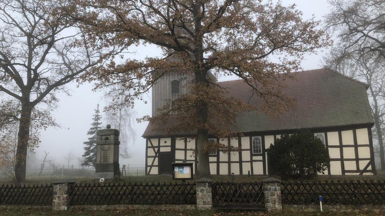 Die Dorfkirche von Grabow im herbstlichen Nebel.