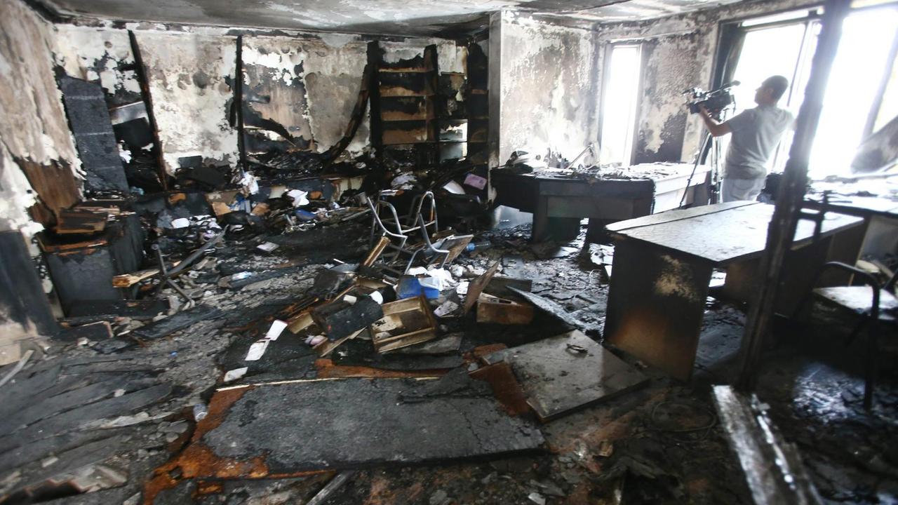 Ein Journalist filmt im durch einen Brand völlig zerstörten Hauptquartier der Kurdenpartei HDP.