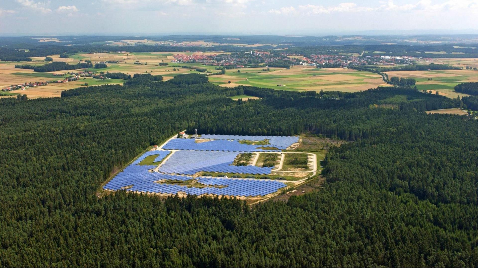 Eine Luftaufnahme vom Solarpark Hemau in Bayern. Eine Luftaufnahme vom Solarpark Hemau in Bayern.