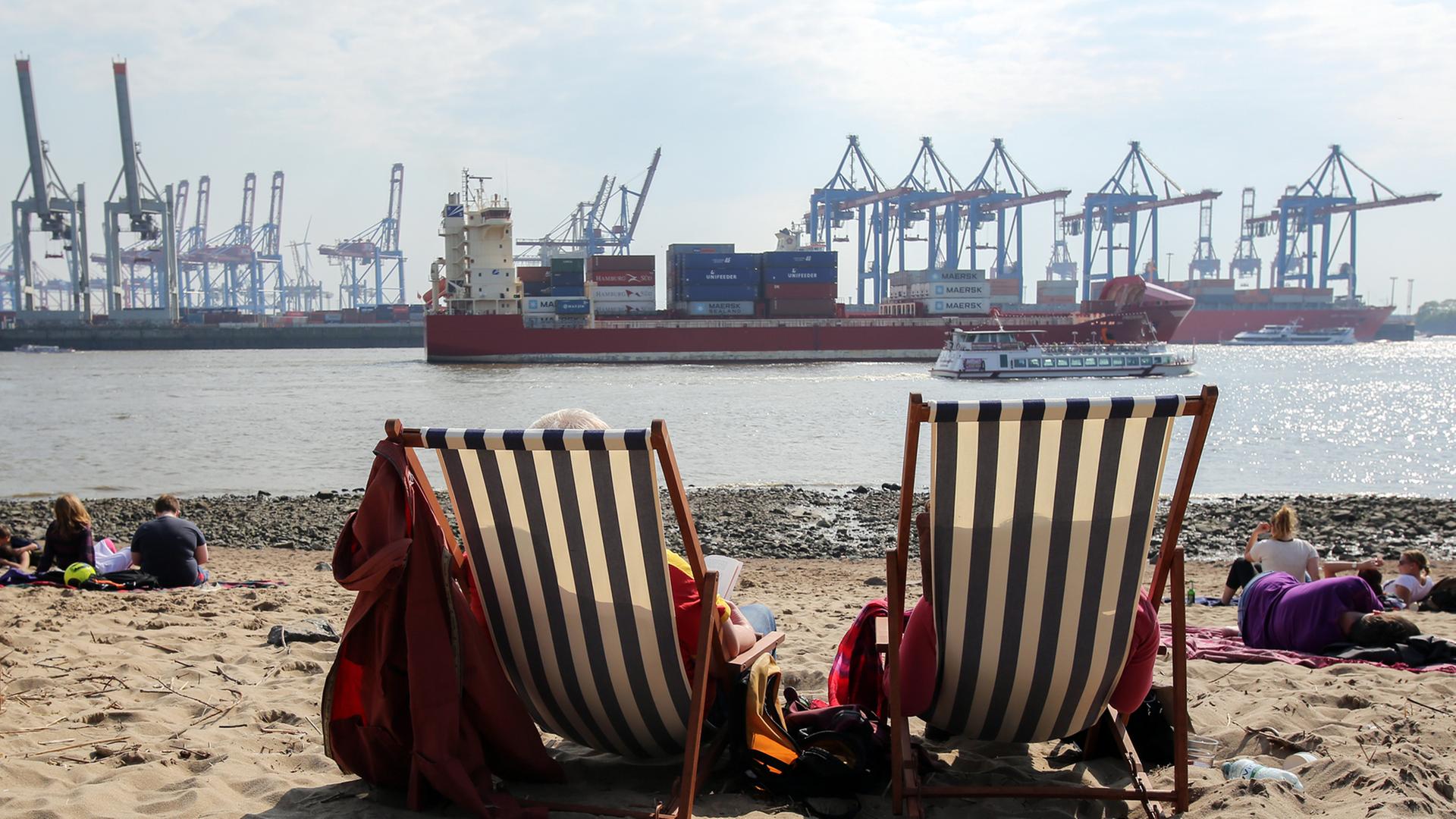 Liegestühle am Elbstrand in Hamburg