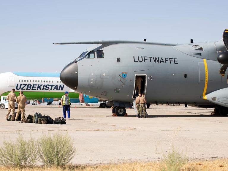 Ein Flugzeug der Luftwaffe auf dem Flughafen von Taschkent / Usbekistan. Die Bundeswehr hat eine Luftbrücke eingerichtet, um Afghanen ins Nachbarland auszufliegen.