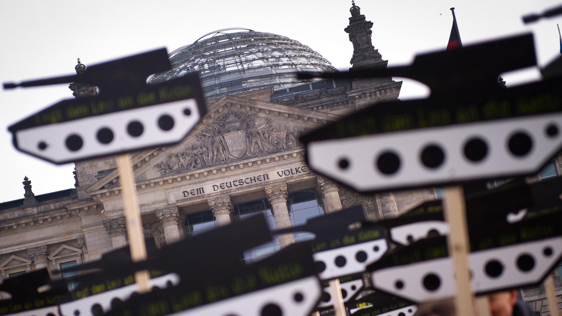 Einer Kundgebung gegen die deutschen Rüstungsexporte im Februar vor dem Berliner Reichstag.
