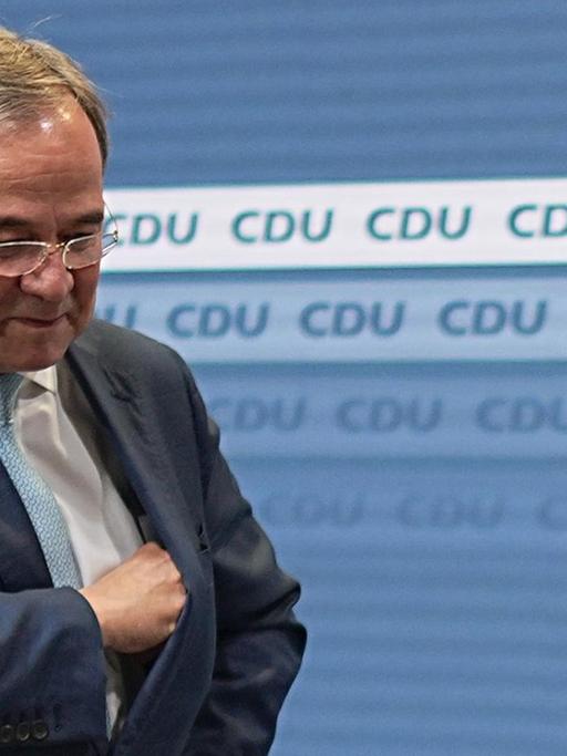 Armin Laschet, CDU-Bundesvorsitzender und Ministerpräsident von Nordrhein-Westfalen, verlässt die Bühne, nachdem er ein Pressestatement im Konrad-Adenauer-Haus abgegeben hat.