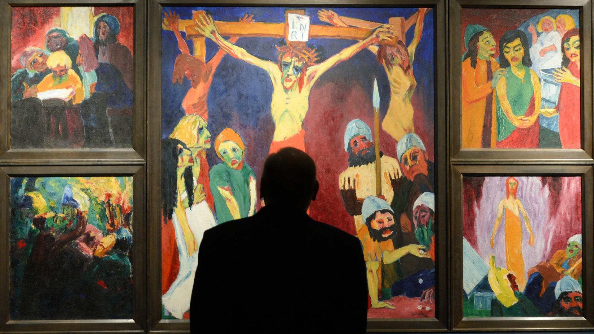 Ein Mann steht am im Städel Museum in Frankfurt am Main vor Emil Noldes Meisterwerk "Das Leben Christi (1911/12)".